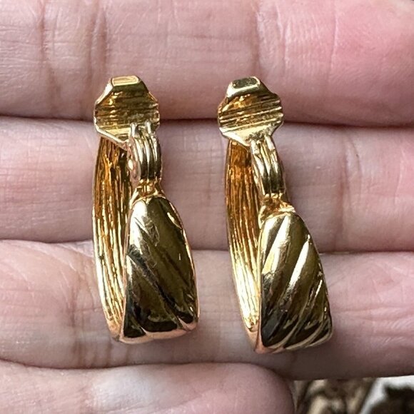 VTG Monet Clip Earrings 1" Gold Tone Black Enamel Striped Diagonal Retro Signed - Picture 4 of 7